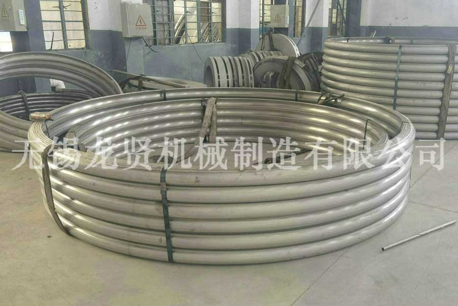 高速公路上的半圓管！